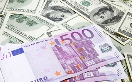 The euro falls against the dollar at a rate of 1.03
